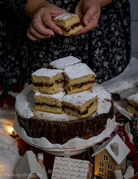 Panetela de Guayaba or Guava Panetela is a Puerto Rican sponge cake filled with guava paste, dusted with powdered sugar, and cut into cake bar Puerto Rican Recipe, Guava Desserts, Guava Recipes, Guava Paste, Sponge Cake Filling, Cake Bar, Puerto Rico Food, Coconut Pudding, Dessert Smoothie