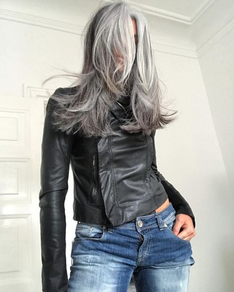 Annika Von Holdt, Gorgeous Gray Hair, Grey Hair Inspiration, Beautiful Gray Hair, Grey Wig, Silver Grey Hair, Gray Hair Highlights, Long Gray Hair, Pinterest Hair