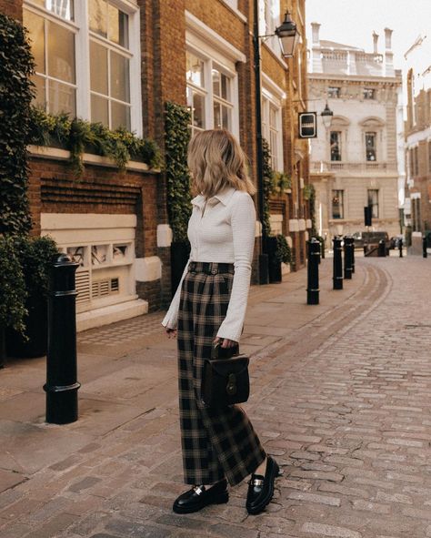 English Old Money Aesthetic Outfit, British Clothing Style Women, Preppy Outfits Pants, British Outfits Aesthetic, Old Money Outfit Women Fall, British Aesthetic Outfit, British Girl Outfits, Preppy Academia Outfits, Dark Old Money Outfits