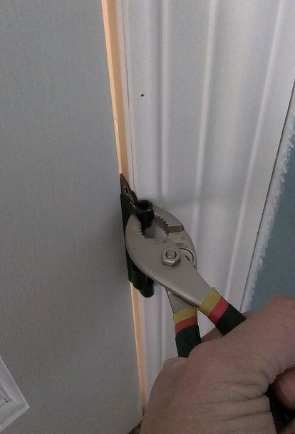 how to fix a door that sticks, doors, home maintenance repairs, how to, Use a pliers to align the knuckles on the door side hinge with the wall side hinge Sagging Door, Dry Brush Painting, Diy Candle Sticks, Cinder Block Walls, House Shifting, Home Improvement Ideas, Home Fix, Door Repair, Diy Home Repair