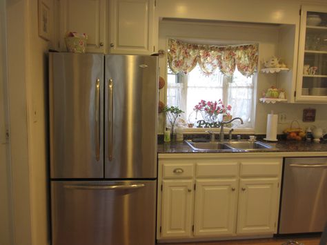 A Maytag french door refrigerator in stainless steel is against the wall, leaving little countertop to the left of the sink, but is enough to place a few dishes after handwashing.  Above the sink is a bay window, which I love. Kitchen Bay Window Over Sink, How To Decorate A Bay Window, Kitchen With Bay Window, Decorating A Bay Window, Green Kitchen Countertops, New Kitchen Countertops, Bay Window Ideas, Window Over Sink, Dining Room Colour Schemes