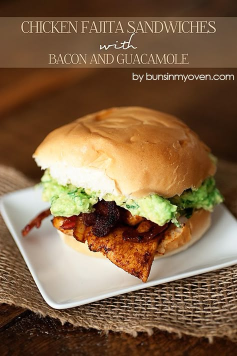 Chicken Fajita Sandwiches #recipe with Bacon and Guacamole - a fun spin on fajitas for a quick lunch or dinner! from www.bunsinmyoven.com Sandwiches With Bacon, Homemade Guacamole Recipe, Bacon Guacamole, Buns In My Oven, Recipe With Bacon, Fried Chicken Strips, Yummy Sandwiches, Recipes Sandwiches, Food Sandwiches