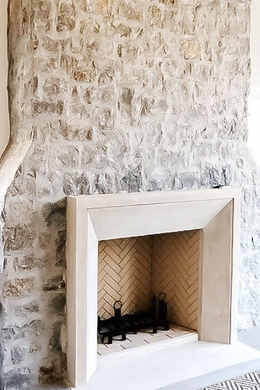 Rounded Stone Fireplace, Tadelakt Plaster Fireplace, Lakehouse Fireplace, Limewash Stone, Tile Fireplaces, Slab House, Herringbone Fireplace, Stone Fireplace Decor, Fireplace Farmhouse