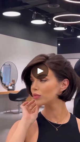 29K views · 332 reactions | ✂️ În căutarea unei schimbări de look captivante?  tunsorilamoda.com Descoperă recomandoarea noastră de tunsoare bob scurt și inspiră-te pentru următoarea ta transformare! Iată câteva opțiuni incitante:  1️⃣ Bob Clasic: Simplu, elegant și atemporal! Alege un bob scurt pentru un look rafinat și ușor de întreținut. 2️⃣Bob Blunt: Linii clare și precise pentru un look simplu și sofisticat. O alegere elegantă potrivită pentru orice ocazie.  Indiferent de preferințele tale, un bob scurt este întotdeauna o alegere excelentă pentru un look modern și plin de stil. Alege stilul care îți reflectă cel mai bine personalitatea și bucură-te de o nouă coafură proaspătă și incitantă! #tunsori #bobscurt #shortbob #bobdrept #bobhairstyle #tunsorimoderne | Tunsori la moda | Tunsori Copper Brunette, Short Hair Pixie Cuts, Hair Pixie, Short Hair Styles Pixie, Pixie Cuts, Hair Transformation, Gorgeous Hair, Pixie Cut, Short Hair