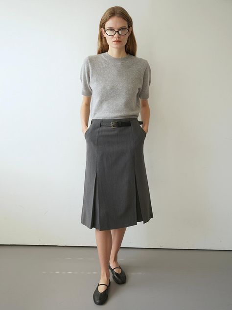 Knee-length skirt in woven fabric with inverted pleats. Regular waist, back zip, and side pockets. Lined.- Midi- Regular waist- Regular fit Grey Midi Skirt Outfit, Grey Pleated Skirt Outfit, Professional Fits, Knee Length Pleated Skirt, Grey Pleated Skirt, Pleated Skirt Outfit, Glamorous Fashion, Midi Skirt Outfit, Glamour Fashion