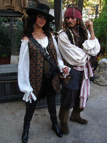 Pirates of the Caribbean - Angelica & Captain Jack - Ive met them! They're my friends (; Jack Sparrow Costume, Pirate Girl Costume, Pirate Costume Diy, Party City Costumes, Cute Couple Halloween, Female Pirate Costume, Kaptan Jack Sparrow, Pirate Costumes, Pirate Halloween Costumes