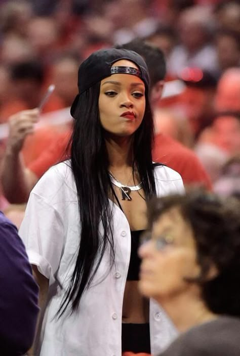 Rihanna rocks a backwards cap while attending a Clippers basketball game during the 2014 NBA Playoffs at Staples Center on Friday (May 9) in Los Angeles.  The 26-year-old entertainer sat next to her BFF Melissa Forde while cheering on the Clippers, who lost to the Oklahoma City Thunder by a final score of 118-112. Backwards Hat, Looks Rihanna, Rihanna Outfits, Rihanna Looks, Rihanna Riri, Steal Her Style, Rihanna Style, Bad Gal, Actrices Hollywood