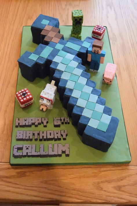 Minecraft diamond sword cake with sugar Steve, Creeper, pig, wolf and TNT Birthday Pig, Minecraft Cake Designs, Pastel Minecraft, Birthday Shirt Ideas, Minecraft Cakes, Minecraft Cupcakes, Minecraft Tnt, Minecraft Diamond, Minecraft Birthday Cake