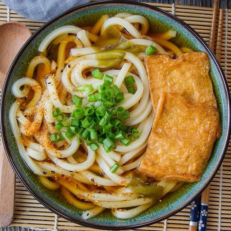 Kitsune udon by @woon.heng 🤤 A comforting bowl of noodles! Who wants some? ⁣ Recipe (serves 4)⁣ ​ 🍃Ingredients:⁣ ~ 4 pieces of udon noodles… Kake Udon, Kitsune Udon, Vegan Japanese Food, Udon Noodles Recipe, Noodle Bowls Recipes, Udon Recipe, Bowl Of Noodles, Noodles Bowl, Soup Dish