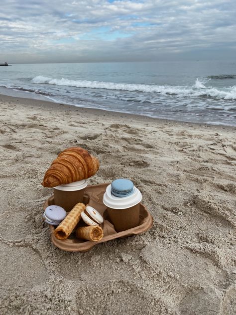 Coffee Beach Aesthetic, Fall Beach Aesthetic, Sea Picnic, Morning Coffee Photography, Fall Lifestyle, Sunrise Coffee, Fall Beach, Sea Aesthetic, Lifestyle Photoshoot