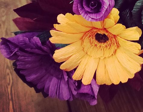 Orange and Purple Gerbera Daisies - Carte Fini Daisy Tutorial, Bunny Wreath Diy, Tall Wedding Centerpieces, Gerbera Daisies, Paper Peonies, Gerber Daisies, Orange Paper, Crepe Paper Flowers, Ornament Tutorial