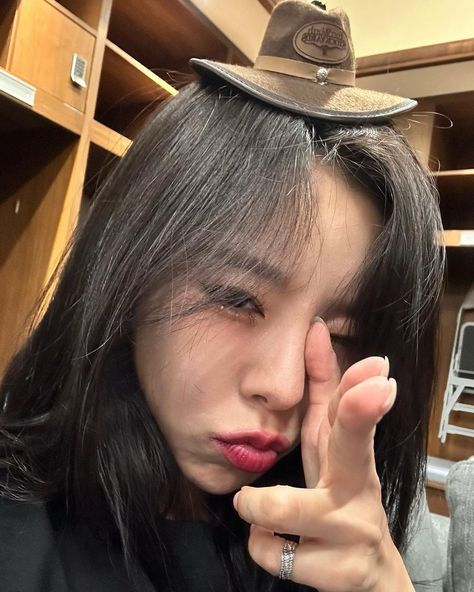 Wheein Selfie, Mamamoo Wheein, Savage Love, Wheein Mamamoo, Moo Moo, K Pop Star, Beauty Standards, She Song, Kpop Fashion Outfits