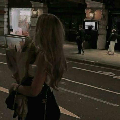 Faceless Pfp Blonde, Blond Hair Aesthetic Faceless, Blonde Hair Dark Aesthetic, Blonde It Girl Aesthetic, Faceless Girl Aesthetic Dark, Blonde Dark Feminine Aesthetic, Cool Girl Aesthetic Faceless, Brunette Woman Aesthetic Faceless, Blonde Girl Dark Aesthetic