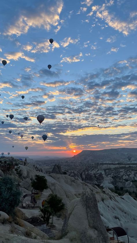 Pretty Landscapes, Sun Sets, Hot Air Balloons, Pretty Sky, Air Balloons, Sunset Pictures, Alam Yang Indah, Beautiful Places To Travel, Nature Aesthetic