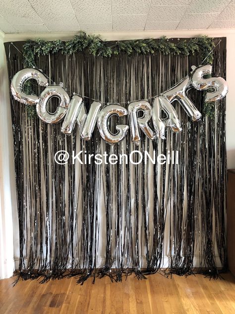 Back Drop For Graduation, Open House Photo Booth Ideas, Simple Graduation Backdrop Ideas, Graduation Wall Decorations, Photo Wall For Graduation Party, Graduation Party Picture Backdrop Ideas, Photo Booth For Graduation Party, Diy Grad Party Backdrop, Photo Booth Graduation Party