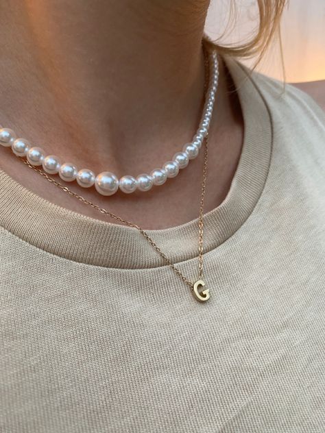 gold necklace, pearl necklace, necklace layering, insta inspo, fashion, jewelry // #necklace #jewelry #aesthetic Layering Pearls And Gold, Perls Necklaces Outfit, Perl Neckles Outfit, Preal Necklace Girl, Pearl Necklace Layering Ideas, How To Layer Pearl Necklaces, Pearl Necklace Aesthetic Outfit, Layered Gold Necklaces Aesthetic, Perl Neckles