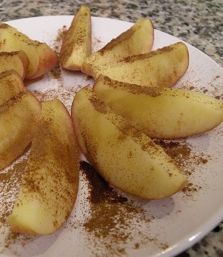 Healthy Snack - Microwave Cinnamon Apples...I make these all the time, they are so yummy! Apple Pie Desserts, Healthy Apple Pie, Dessert Oreo, Healthy Apple, Healthy Sweets, Cinnamon Apples, Snack Time, Delicious Healthy Recipes, Apple Recipes