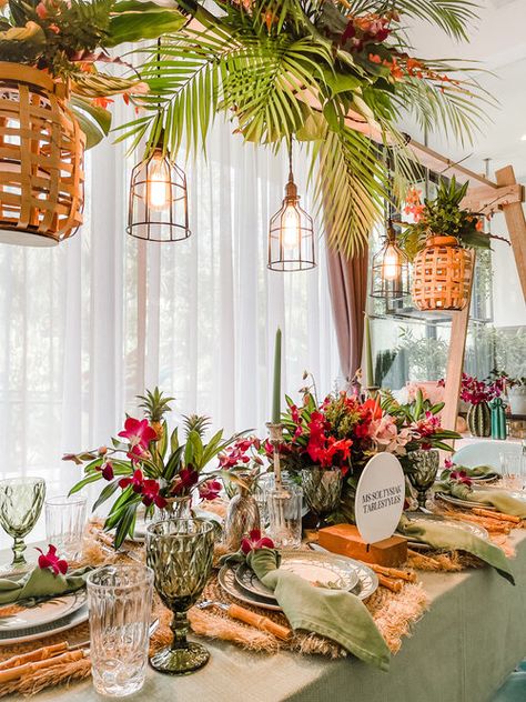 Decadent Tropical Tablescape — Estilo & Co Tropical Theme Table Setting, Tropical Wedding Table Settings, Tropical Engagement Party, Tropical Picnic, Tropical Tablescape, Indoor Nature, Tropical Centerpieces, Tropical Weddings, Installation Ideas