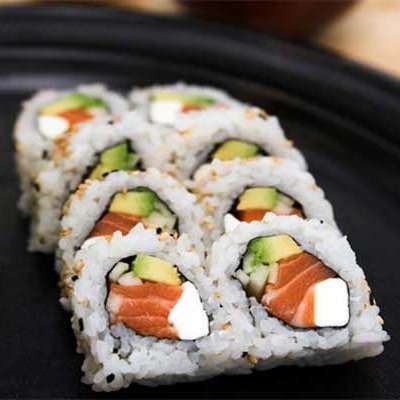 Philadelphia Roll •  Salmon, avocado, asparagus, and cream cheese. Philadelphia Roll, Types Of Sushi Rolls, Resep Sushi, California Rolls, Sushi Roll Recipes, Sushi At Home, Types Of Sushi, Diy Sushi, Homemade Sushi