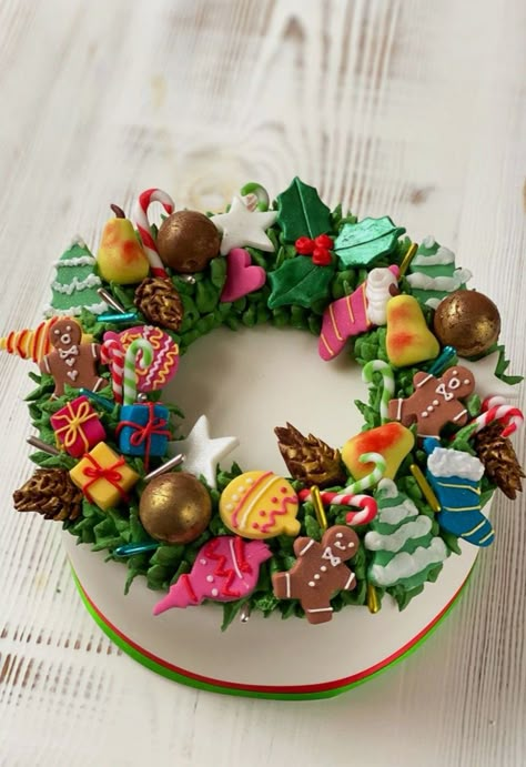 Zoella Christmas, Xmas Cake Ideas, Christmas Cakes Ideas, Christmas Cake Design, Christmas Cake Decoration, Christmas Cake Decorating, Wreath Cake, Christmas Bakes, Xmas Cakes