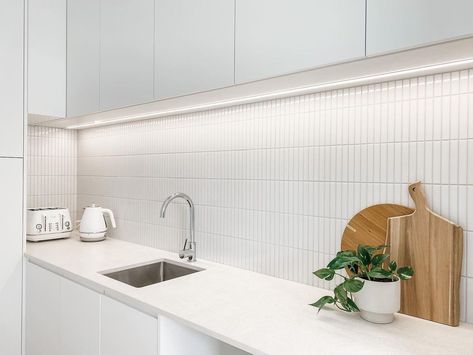 Matte White Kitchen, White Tile Splashback, White Kitchen Splashback Ideas, Coastal Townhouse, White Glossy Kitchen, Laundry Splashback, Finger Tiles, Houseboat Kitchen, Coastal Boho Kitchen