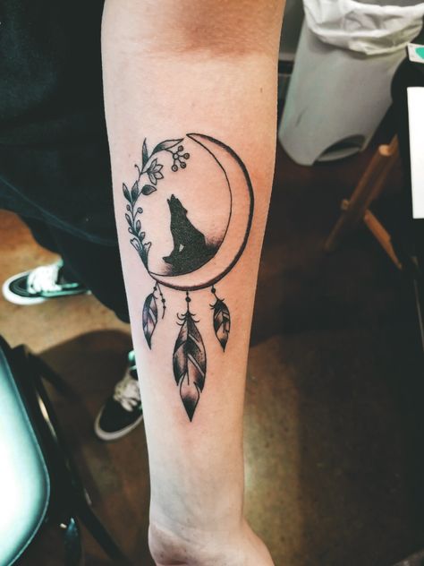 wolf/ dreamcatcher tattoo Native American Wolf Tattoo For Women, Wolf Tattoo With Dream Catcher, Boho Wolf Tattoo, Dreamcatcher Wolf Tattoo, Wolf Memorial Tattoo, Wolf And Moon Tattoo For Women, Dream Catcher Wolf Tattoo, Wolf Tattoo For Women Beautiful, Mini Wolf Tattoo