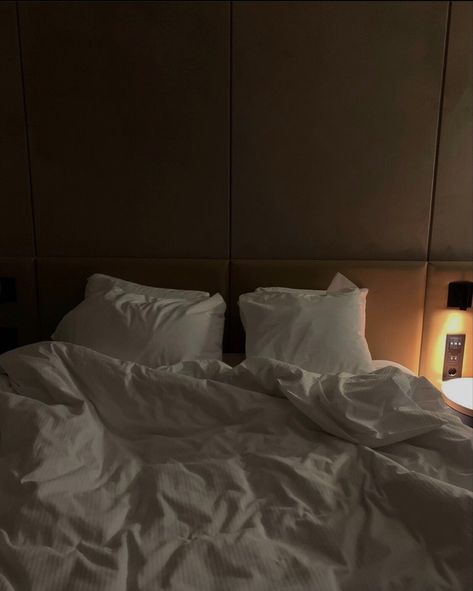 Dark Hotel Room Aesthetic, Cozy Hotel Room Aesthetic, Dark Hotel Aesthetic, Hotel Bed Aesthetic, Hotel Bedroom Aesthetic, Room Aesthetic Dark, Bedroom Aesthetic Dark, Bedroom Inspirations Minimalist, Luxury Hotel Room