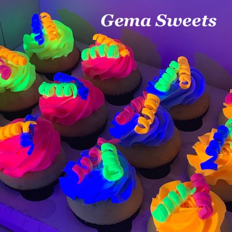 Dark Cupcakes, Glow In The Dark Cupcakes, Neon Cupcakes, Neon Birthday Cakes, Galaxy Desserts, Glow Theme Party, Neon Cakes, Neon Food, Birthday Party Checklist