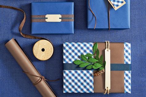 Seeking refined gift-wrapping ideas? Try these three sophisticated menswear-inspired styles on for size. Gift Wrapping Techniques, Holiday Gift Wrap, Style At Home, Menswear Inspired, Wardrobe Style, Men's Wardrobe, Stylish Men, Gift Wrap, Christmas Time