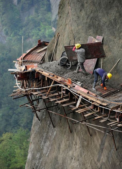 Construction workers building new road to attract tourists. Pingjiang, Hunan province, China - 09 Apr 2015 Dangerous Roads, Scary Places, Foto Tips, New Roads, 웃긴 사진, Civil Engineering, Health And Safety, The Good Place, Cool Photos