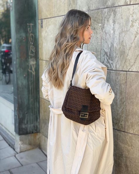 Fendi Mama Baguette Outfit, Fendi Mama Baguette, Fendi Vintage Bag, Fendi Monogram, Shoulder Bag Outfit, Fendi Scarf, Vintage Designer Bags, Monogram Outfit, Fashion Week Trends