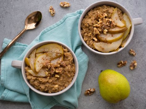 Chai Oatmeal with Spiced Sauteed Pears is the coziest winter breakfast! Cook rolled oats in chai infused almond milk, and top with syrupy spiced pears! #breakfast #oatmeal #glutenfree #chai #healthybreakfast #vegetarian #walnut Sauteed Pears Recipe, Chai Oatmeal, Spiced Pears, Pear Pizza, Pear Cobbler, Pear Muffins, Pear Bread, Pear Crumble, Winter Breakfast