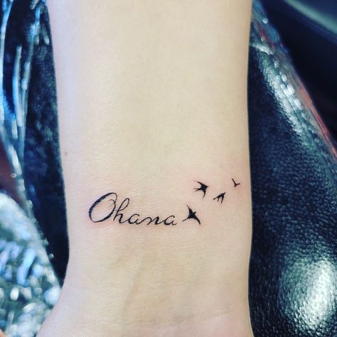 Ohana Matching Tattoos, Ohana Tattoo For Men, Small Ohana Tattoo Ideas, Fineline Tattoo Ideas Women, Ohana Tattoo Ideas Families, Unique Family Tattoos, Ohana Tattoos, Ohana Tattoo Ideas, Niece Tattoo