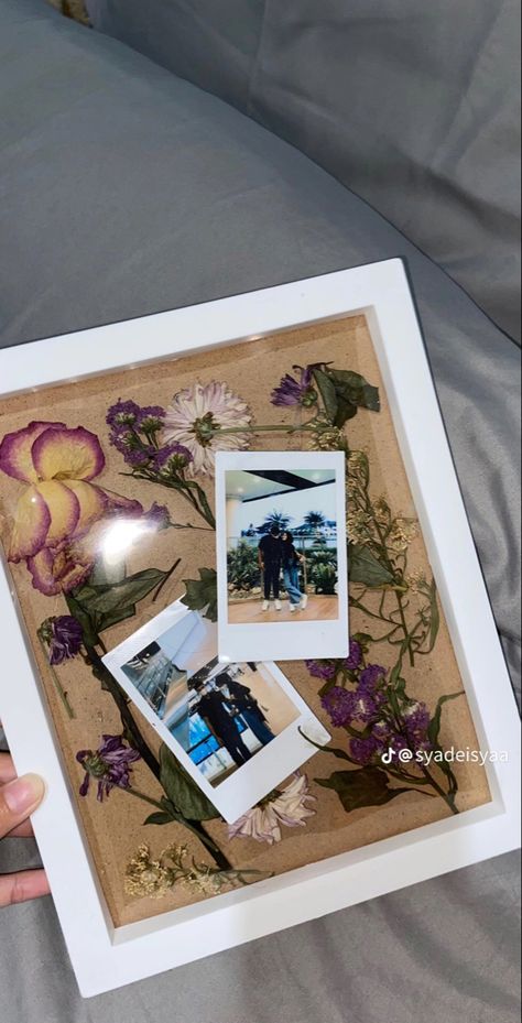 Couple Frame Ideas Pictures, Diy Picture Frames Ideas Crafts Wall Art, Sentimental Gifts For Mom Diy, Boyfriend Art Ideas, Flower Shadow Box Ideas, Dried Flowers Frame, Shadowbox Ideas, Flower Photo Frame, Sentimental Gifts For Mom