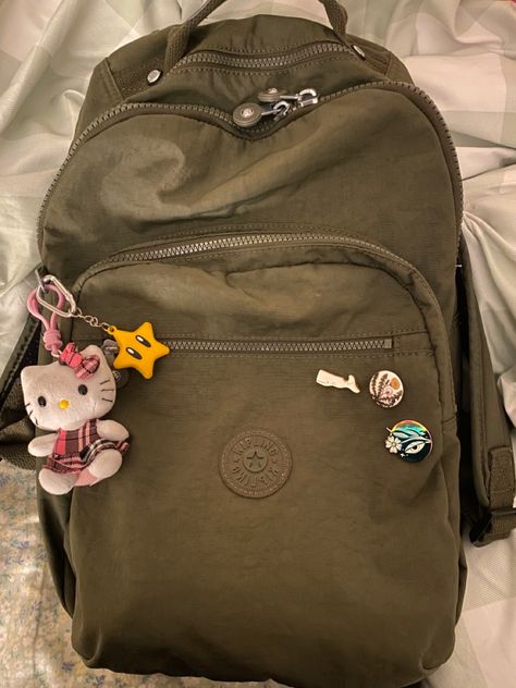 Backpack Aesthetic Decoration, Kipling Aesthetic, Aesthetic Backpack Decor, Backpack With Keychains And Pins, Kipling Bag Aesthetic, Broches Aesthetic Mochila, Kipling Backpack Aesthetic, Green Kawaii Backpack, Backpack With Pins