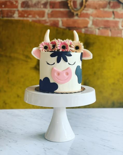 Cow Birthday Cake, Cow Birthday Party, Cow Cake, Cow Birthday Parties, Cow Cakes, Barnyard Birthday Party, Farm Themed Birthday Party, Cow Birthday, Barnyard Birthday