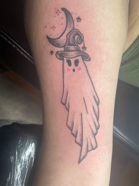 Witch Ghost Tattoo, Ghost Reading Tattoo, Reading Tattoo, Bestie Tattoo, Ghost Tattoo, Witch Tattoo, Stylish Hats, Matching Tattoos, Tattoo Idea