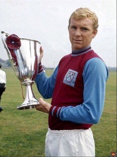 West Ham United Captain, Bobby Moore West Ham Fans, Bobby Moore, Football Moments, Sporting Legends, West Ham United Fc, European Cup, Retro Sport, Soccer Stars, Soccer World