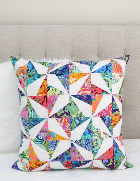 Quilted Cushions, Patchwork Cushions, Quilt Pillows, Tula Pink Quilt, Quilted Pillows, Cushion Ideas, Make A Pillow, Quilted Pillow Covers, Quilt Modernen