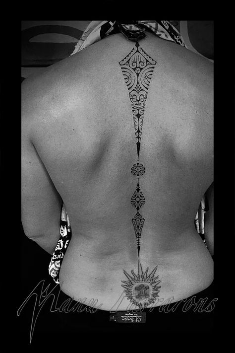 Photos of Polynesian and Tahitian tattoos created by Manu FARRARONS. Freehand artwork Tattoo Espalda Mujer, Tahitian Tattoo, Ta Moko Tattoo, Polynesian Tattoos Women, Maori Tattoos, Polynesian Tattoos, Marquesan Tattoos, Samoan Tattoo, Spine Tattoos For Women