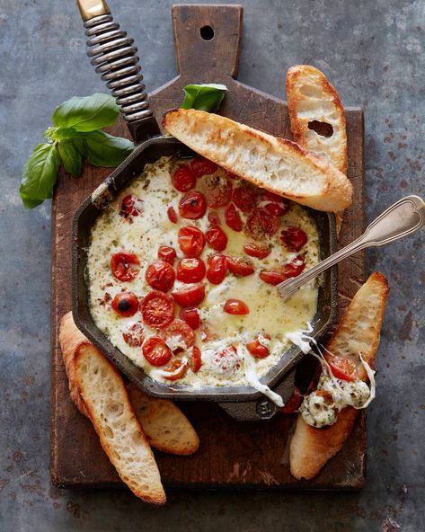 Hot Caprese Dip - What's Gaby Cooking Caprese Dip, Nye Appetizers, New Years Eve Snacks, Nye Food, New Years Eve Menu, New Years Eve Party Ideas Food, Nye Dinner, New Years Appetizers, New Year's Eve Appetizers