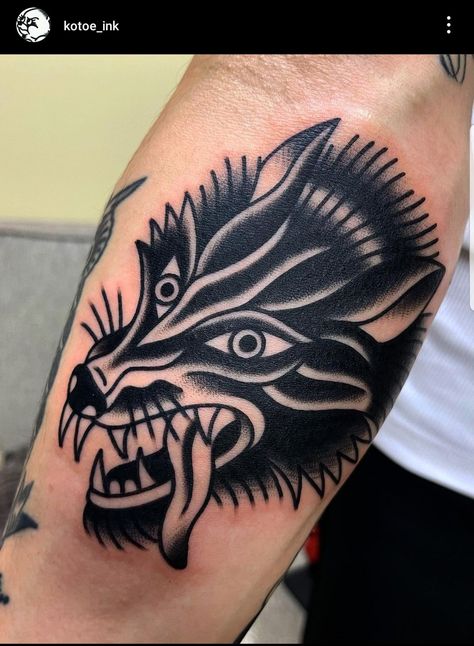 Black Trad Tattoo, Rogue Tattoo, Knee Tats, Wolf Head Tattoo, Wolf Tattoo Traditional, Tattoos Writing, Tattoos Strength, American Traditional Old School, Coyote Tattoo