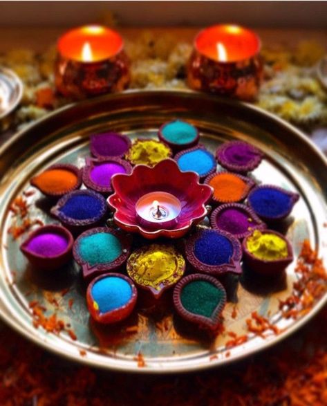 Holi Theme, Simple Flower Rangoli, Home Flower Decor, Thali Decoration Ideas, Rangoli Designs Simple Diwali, Diy Floral Decor, Holi Colors, Diwali Decorations At Home, Diwali Decoration Items