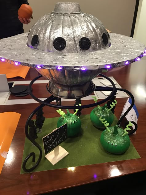 Epic Pumpkin Decorating, Outer Space Pumpkin, Outer Space Halloween Decorations, Pumpkin Decoration Contest, Space Pumpkin Painting, Space Pumpkin, Work Pumpkin Decorating Contest, Ufo Pumpkin Decorating, Alien Pumpkin Decorating