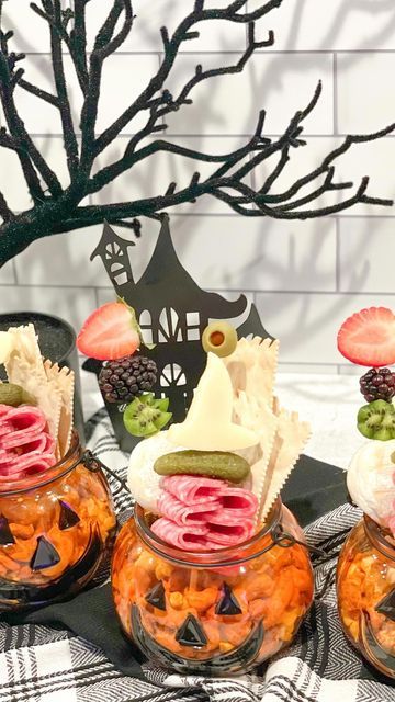 Football Charcuterie Cups, Halloween Individual Charcuterie Cups, Individual Halloween Charcuterie Cups, Fall Charcuterie Cup Ideas, Charcuterie Cups Halloween, Fall Charcuterie Cups, Halloween Charcuterie Cups, Halloween Grazing Table, Party Boards