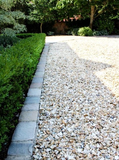 Gravel Driveway Edging, Gravel Garden Ideas, Gravel Driveway Landscaping, Pebble Driveway, Front Garden Ideas Driveway, Driveway Materials, Garden Ideas Driveway, Beautiful Driveways, Driveway Edging