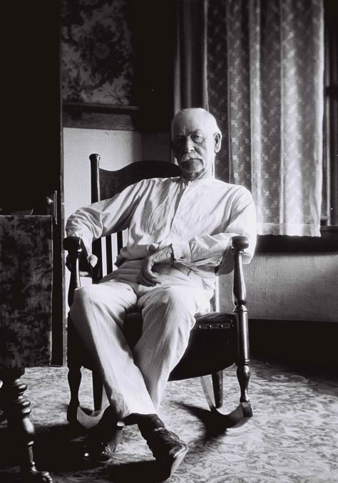 Old West lawman and gambler Wyatt Earp at home on August 9, 1923. He was 75 years old. Photo attributed to his wife of 48 years, Josephine. Earp died in 1929. Louis Daguerre, Old West Photos, Wyatt Earp, Doc Holliday, Into The West, Wilde Westen, Last Ride, Historical People, People Of Interest