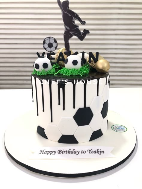 Football Drip Cake, Soccer Birthday Cakes Boy, Soccer Theme Cake, Football Theme Cake Boys, Soccer Cakes, Soccer Themed Cake, Football Cake Ideas, Soccer Cake Ideas For Boys, 18th Birthday Cake Boys