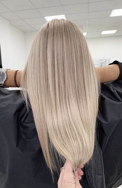 Hair Inspo Color Platinum Blonde, Hair Colours For Blondes, Platinum Blonde Root Melt, Soft Blonde Hair Balayage, Full Head Blonde Highlights Short Hair, Milky Blonde Hair Color Ideas, Flaxen Hair Color, Blonde To Ash Blonde, Air Touch Hair Blond