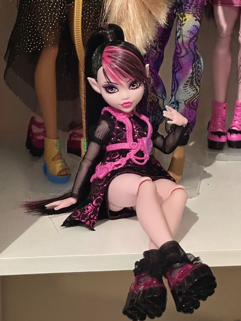 Monster High Doll Photography, Monster High Room, Dolls Aesthetic, Monster High Doll Clothes, Monster High Pictures, Custom Monster High Dolls, Doll Aesthetic, Monster High Custom, Love Monster